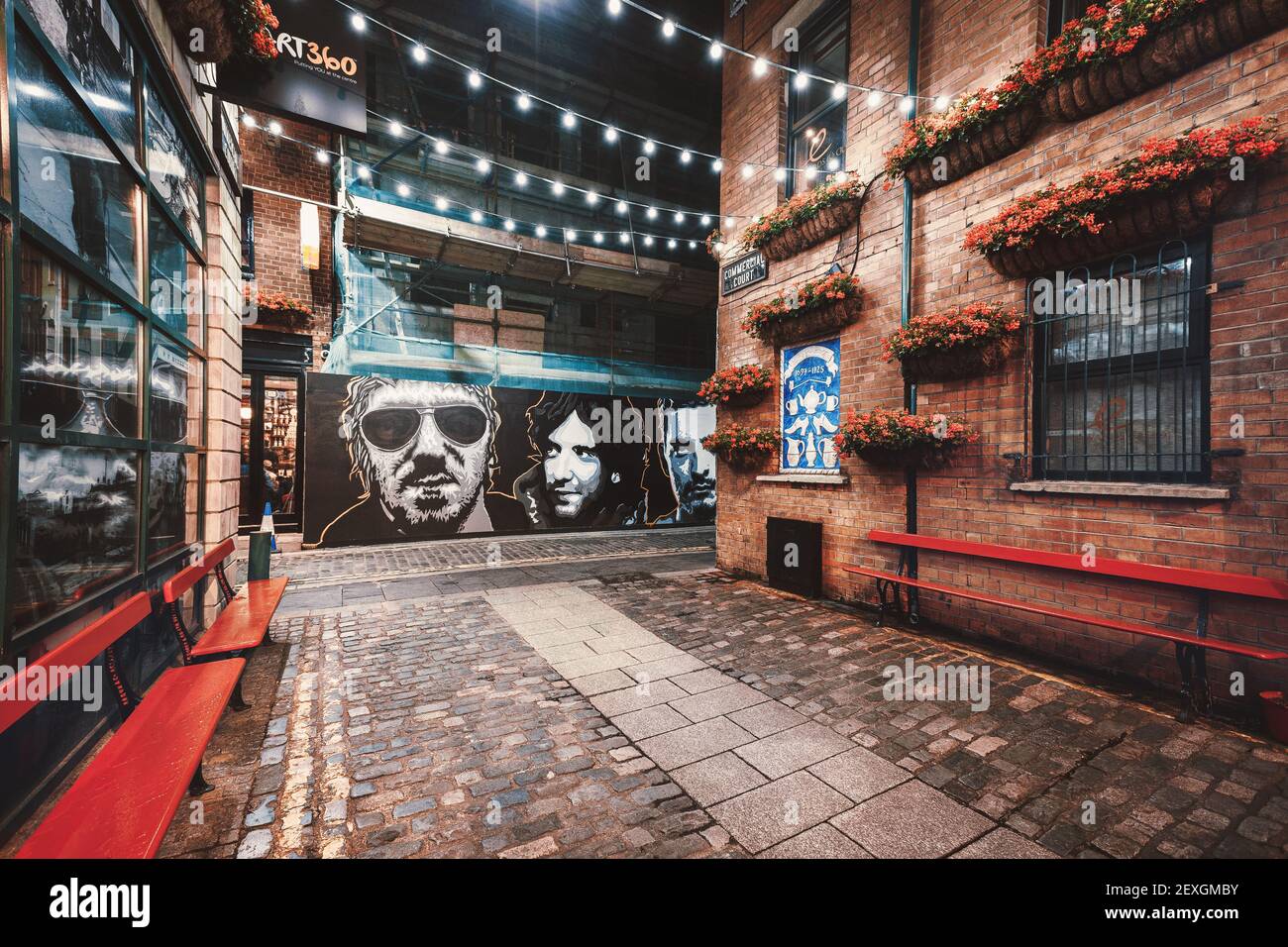 Arte di strada presso il Commercial Court, conosciuto anche come Cathedral Quarter, Belfast, Irlanda del Nord, Regno Unito Foto Stock