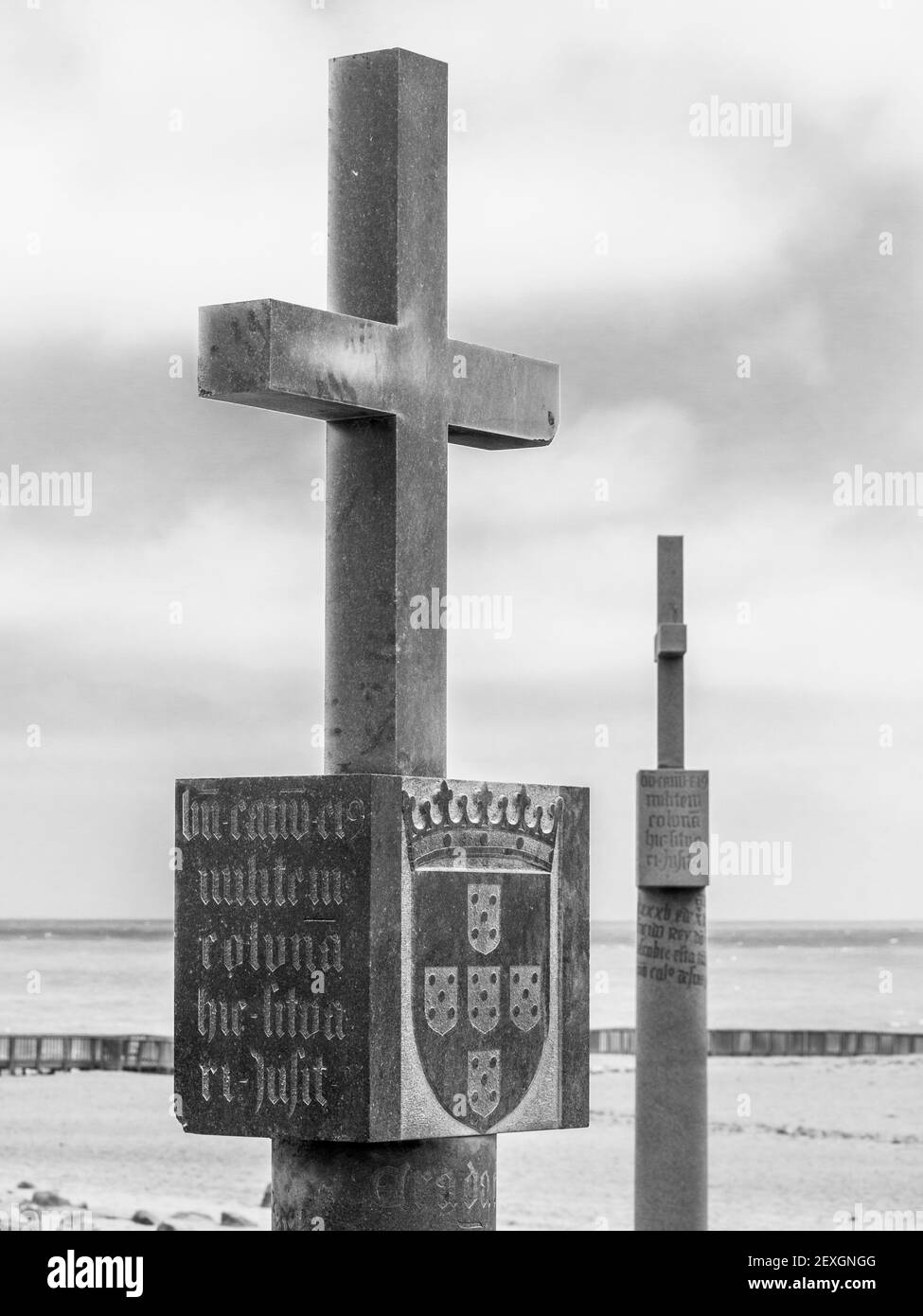 CAPE CROSS, NAMIBIA - 12 OTTOBRE 2013: Vista dettagliata del memoriale di Stone Cross - replica del padrao originale piazzato da Diogo Cao nel 1486. Skeleton Coast Foto Stock