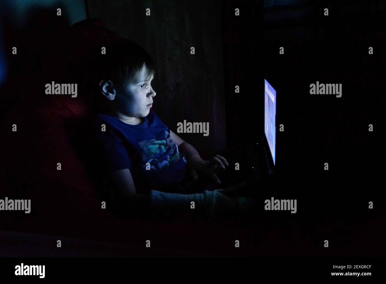 ritratto del ragazzo con un computer portatile Foto Stock