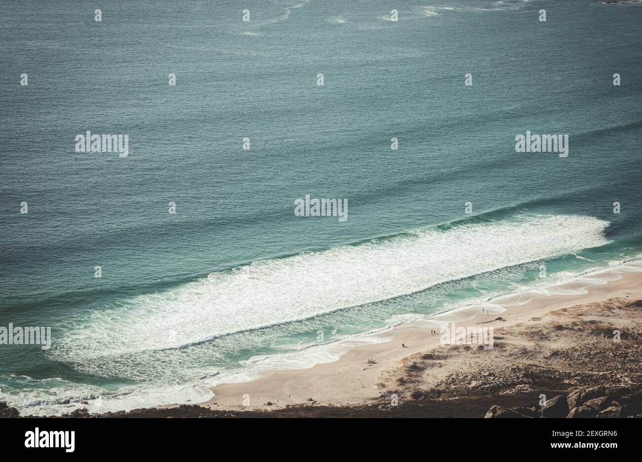 Vista aerea di una spiaggia con onde Foto Stock