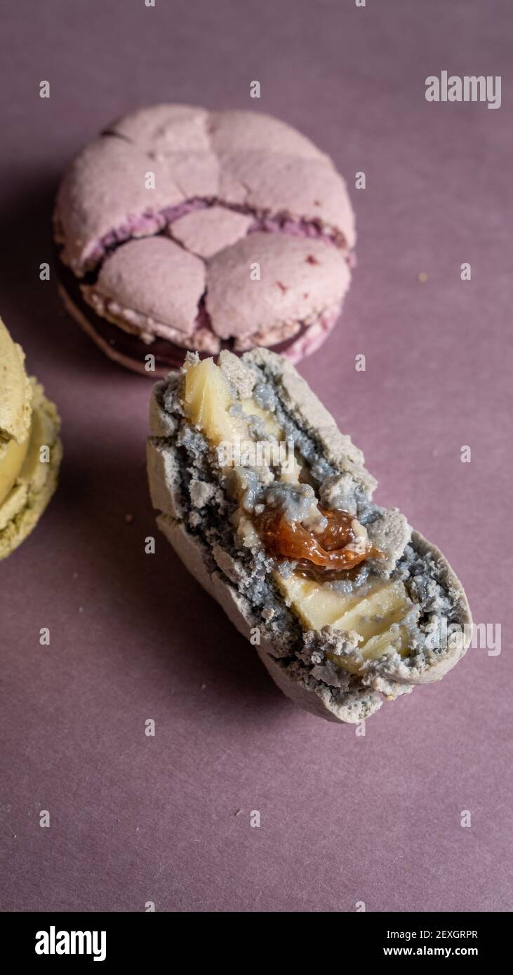 Macaron francesi colorati su sfondo pastello Foto Stock