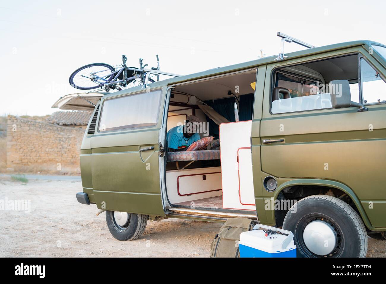 uomo nero afro americano dentro il suo camper, libertà e tra Foto Stock