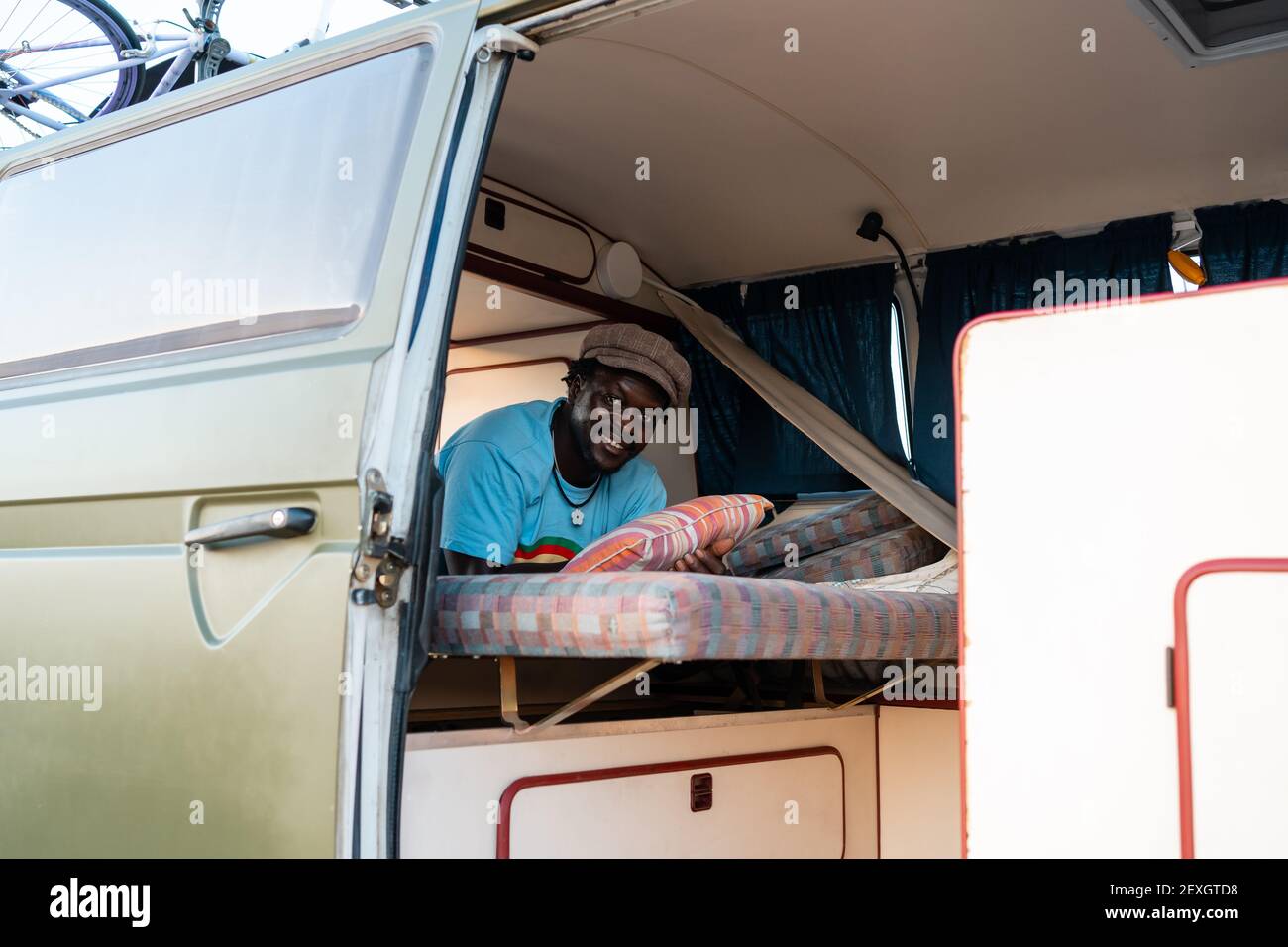 uomo nero afro americano dentro il suo camper, libertà e tra Foto Stock