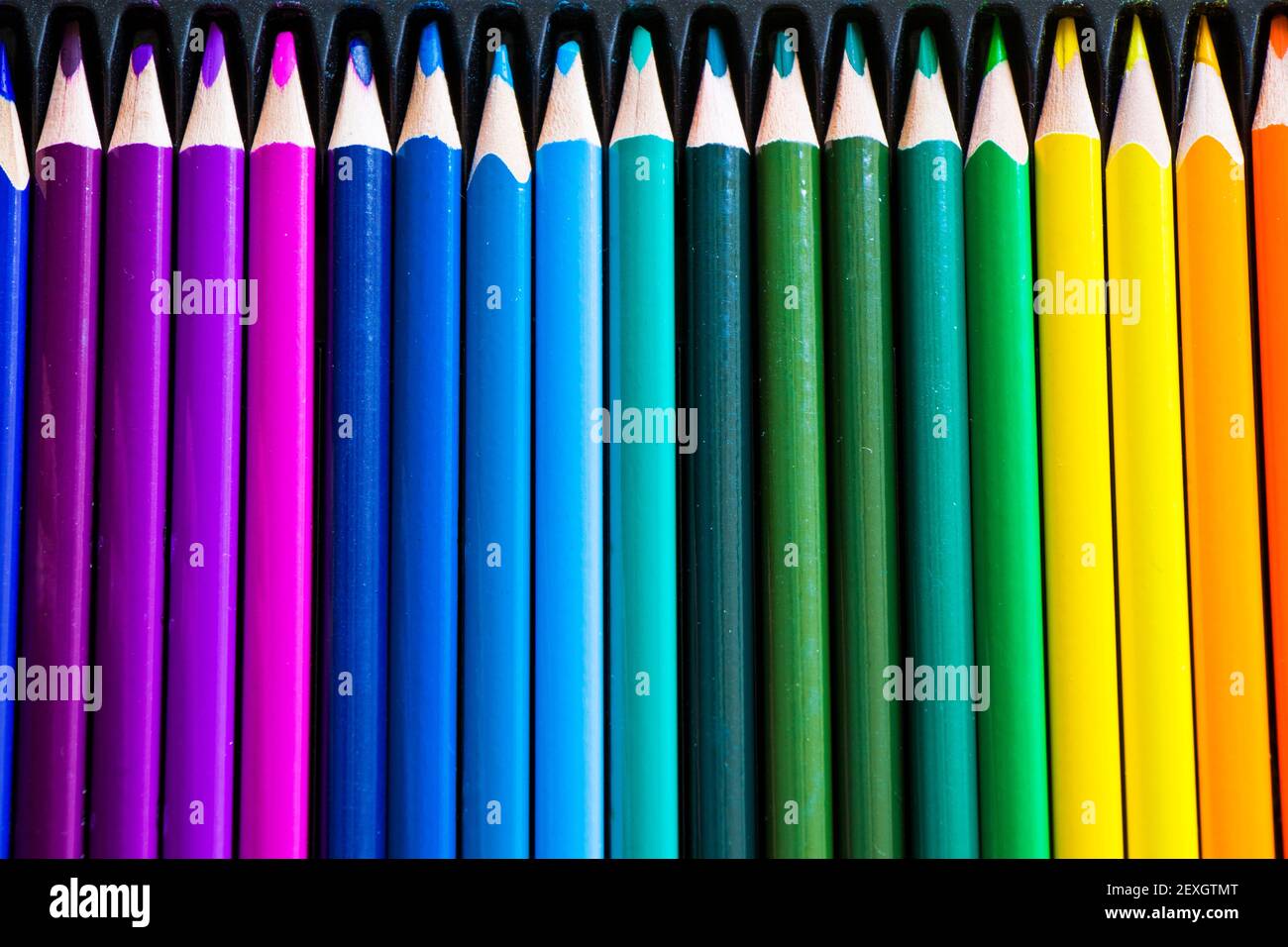 Matite colorate multicolore per disegnare e dipingere, variazioni di colore Foto Stock
