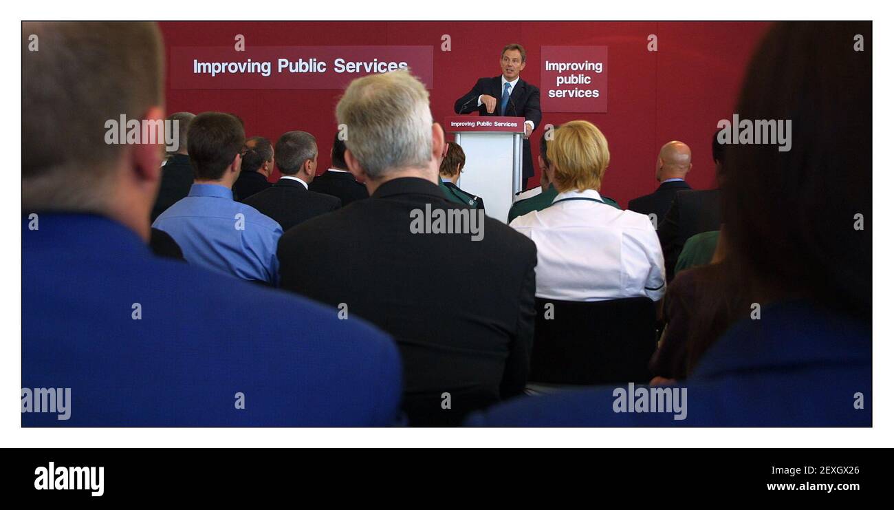 Tony Blair parla con i lavoratori del settore pubblico durante una visita alla British Library. Blair ha fatto un discorso sul servizio pubblico Reform.pic David Sandison 16/10/2001 Foto Stock