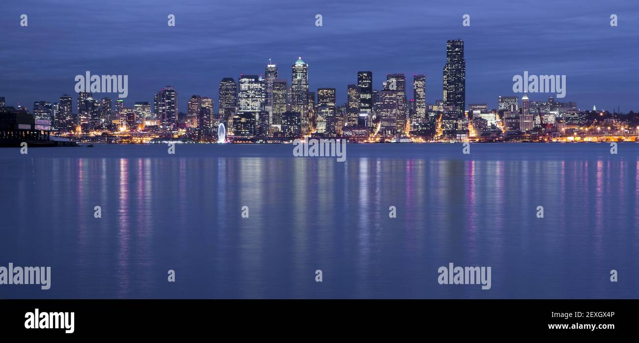 Seattle Waterfront Elliott Bay Reflection Notturno Foto Stock