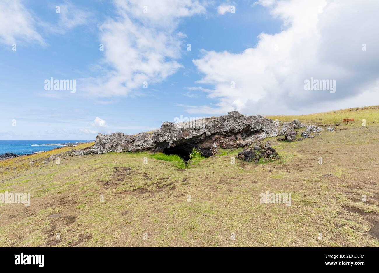 L'apertura della grotta e l'ingresso ad una ex abitazione troglodita e rifugio a AHU Akahanga sulla costa meridionale dell'isola di Pasqua (Rapa Nui), Cile Foto Stock