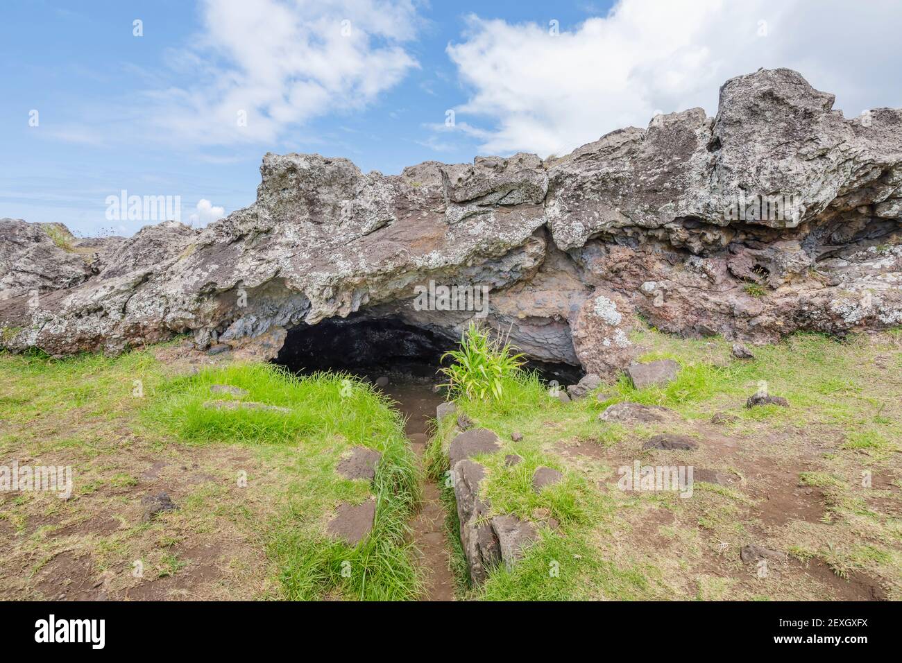 L'apertura della grotta e l'ingresso ad una ex abitazione troglodita e rifugio a AHU Akahanga sulla costa meridionale dell'isola di Pasqua (Rapa Nui), Cile Foto Stock