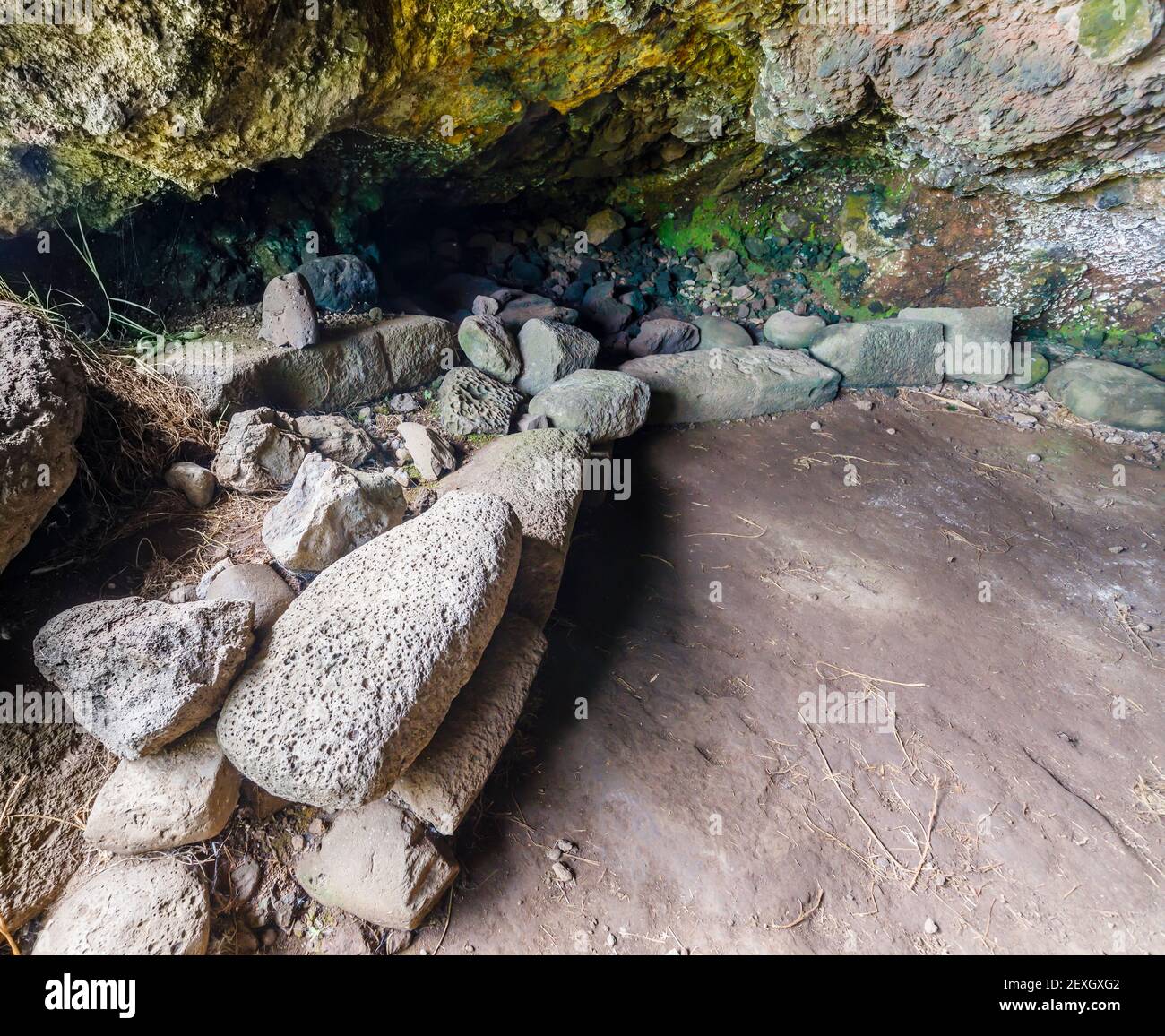All'interno di una grotta precedentemente utilizzata come dimora troglodita e rifugio ad AHU Akahanga sulla costa meridionale dell'isola di Pasqua (Rapa Nui), Cile Foto Stock