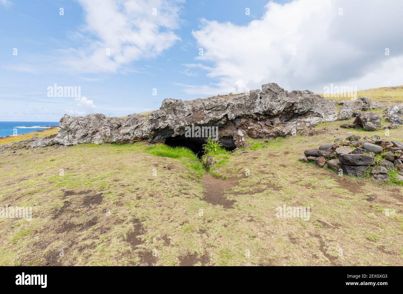 L'apertura della grotta e l'ingresso ad una ex abitazione troglodita e rifugio a AHU Akahanga sulla costa meridionale dell'isola di Pasqua (Rapa Nui), Cile Foto Stock
