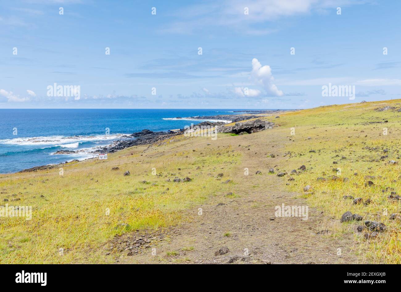 L'apertura della grotta e l'ingresso ad una ex abitazione troglodita e rifugio a AHU Akahanga sulla costa meridionale dell'isola di Pasqua (Rapa Nui), Cile Foto Stock