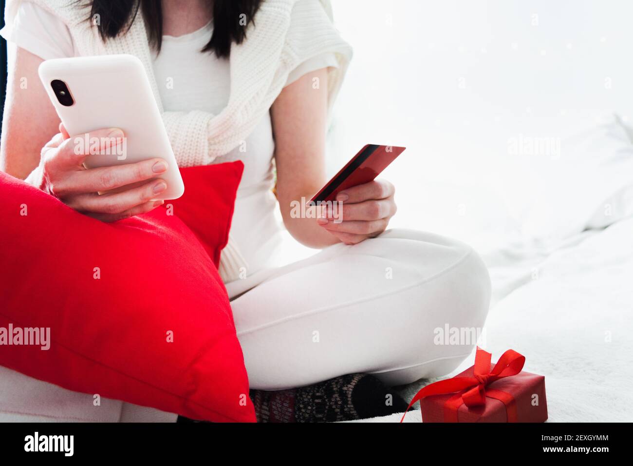 Capelli rossi in santa Hat shopping online con il computer portatile a. casa in soggiorno Foto Stock