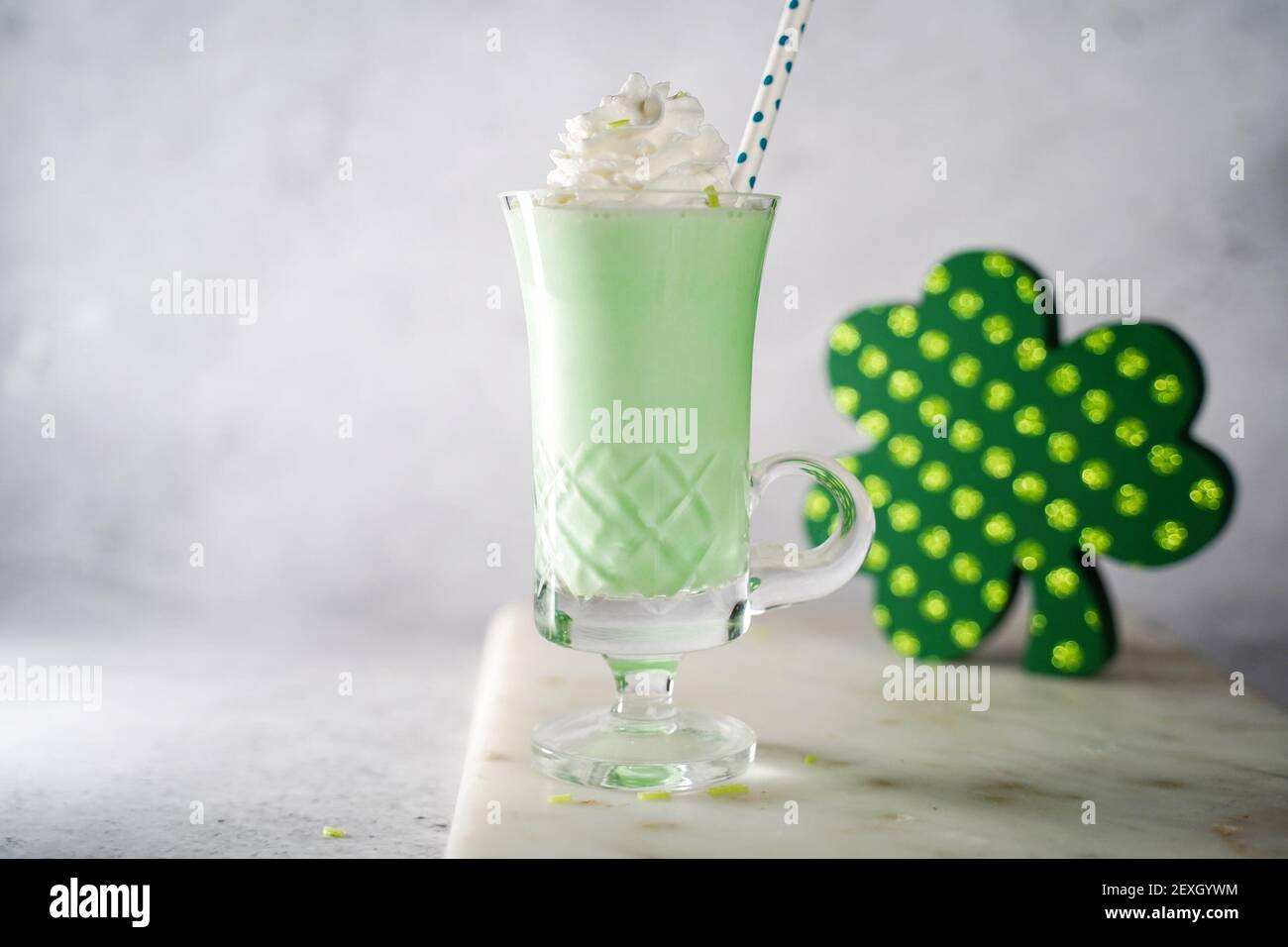 Shamrock shake - st patricks bevanda di giorno, fuoco selettivo Foto Stock