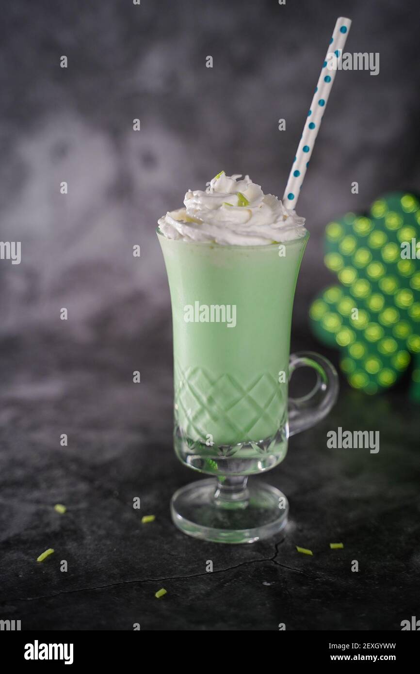 Shamrock shake - st patricks bevanda di giorno, fuoco selettivo Foto Stock