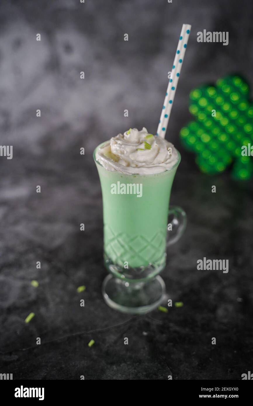 Shamrock shake - st patricks bevanda di giorno, fuoco selettivo Foto Stock