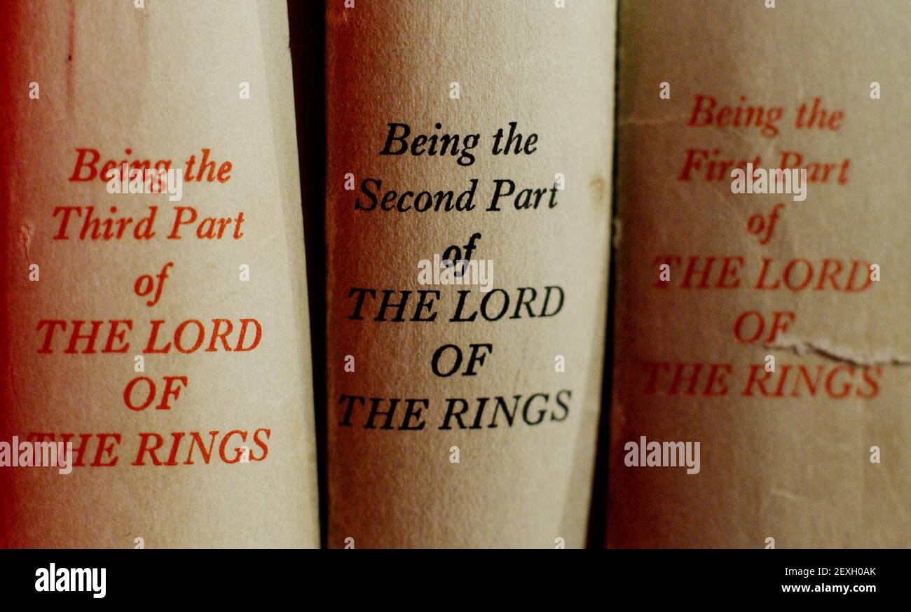 UNA SELEZIONE DEGLI ARTICOLI CHE VANNO IN ASTA A CHRISTIES IL 16 NOVEMBRE CHE INCLUDE L'ARCHIVIO PIÙ COMPLETO DI COPIE DI PROVA, PRIME EDIZIONI E LETTERE DELL'AUTORE J.R.R. TOLKIEN MAI VISTO ALL'ASTA. TUTTO IN TUTTO CI SONO 82 LOTTI DA VENDERE TUTTI DALLA COLLEZIONE DELL'AMICO DI TOLKIEN GEORGE SAYER.1 NOVEMBRE 2001 FOTO ANDY PARADISE Foto Stock