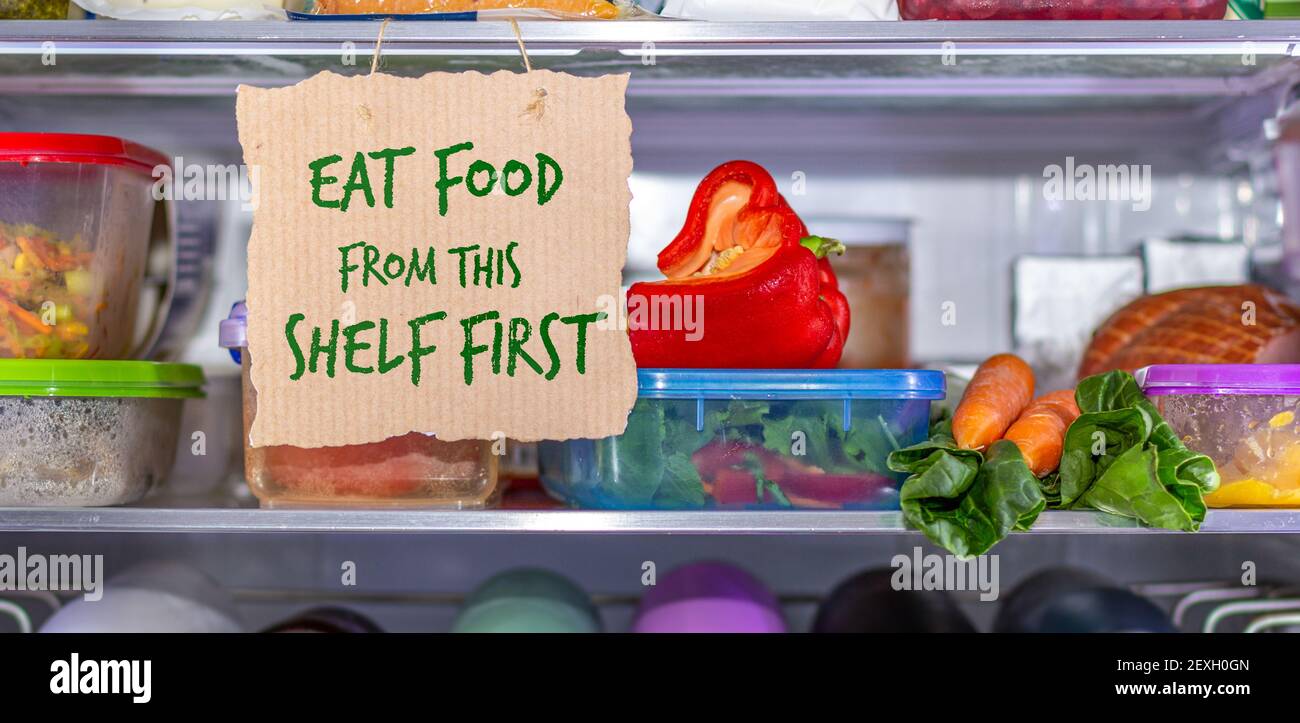 Mangiare cibo da questo scaffale primo segno fatto a mano in frigorifero, mangiare cibo prima zona per contribuire a ridurre gli sprechi di cibo, sapere dove guardare prima per ridurre gli sprechi di cibo Foto Stock