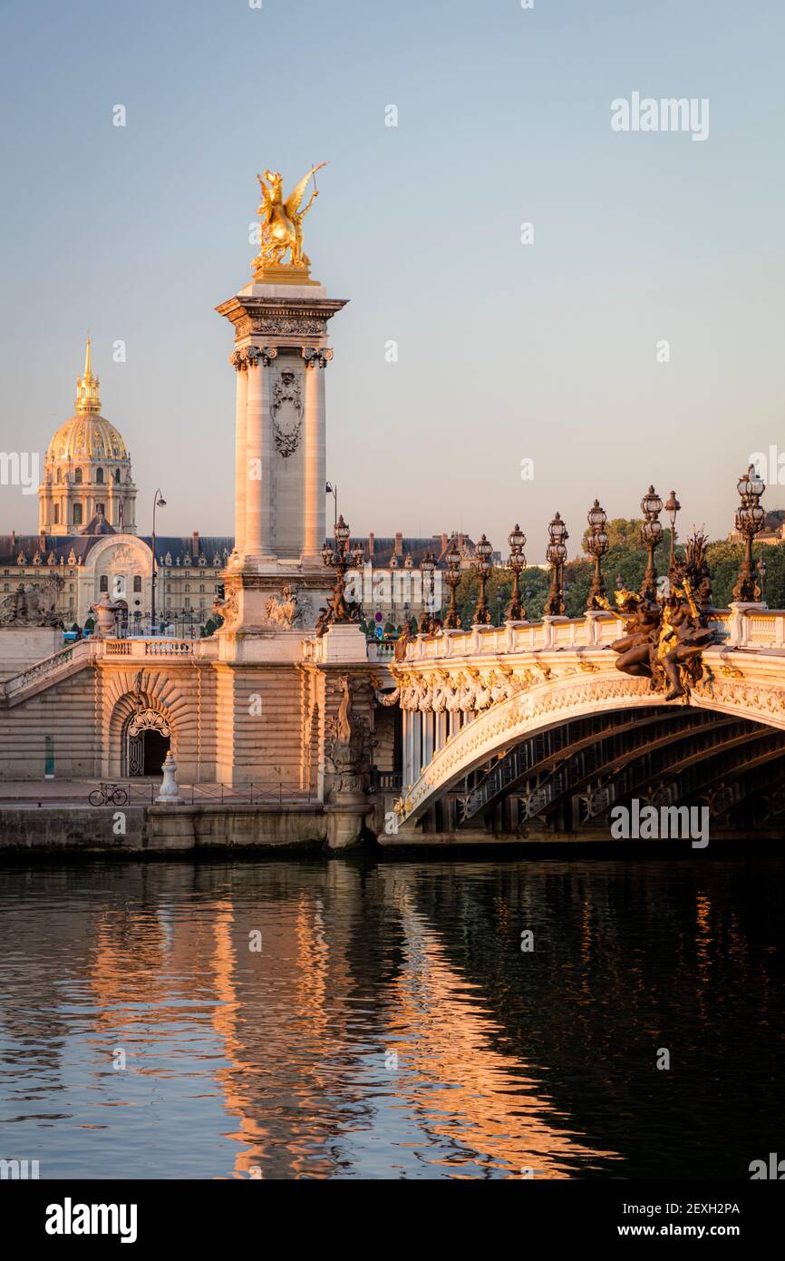Sole di mattina presto all'alba sulla Senna, Pont Alexandre III e Hotel des Invalides, Parigi, Ile-de-France, Francia Foto Stock