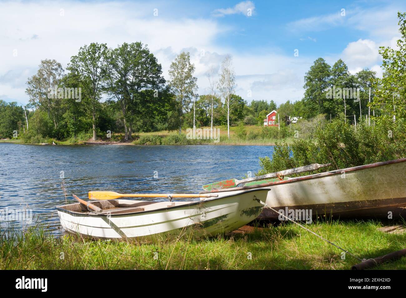 Cottage e ambiente in legno rosso in Svezia. Foto Stock