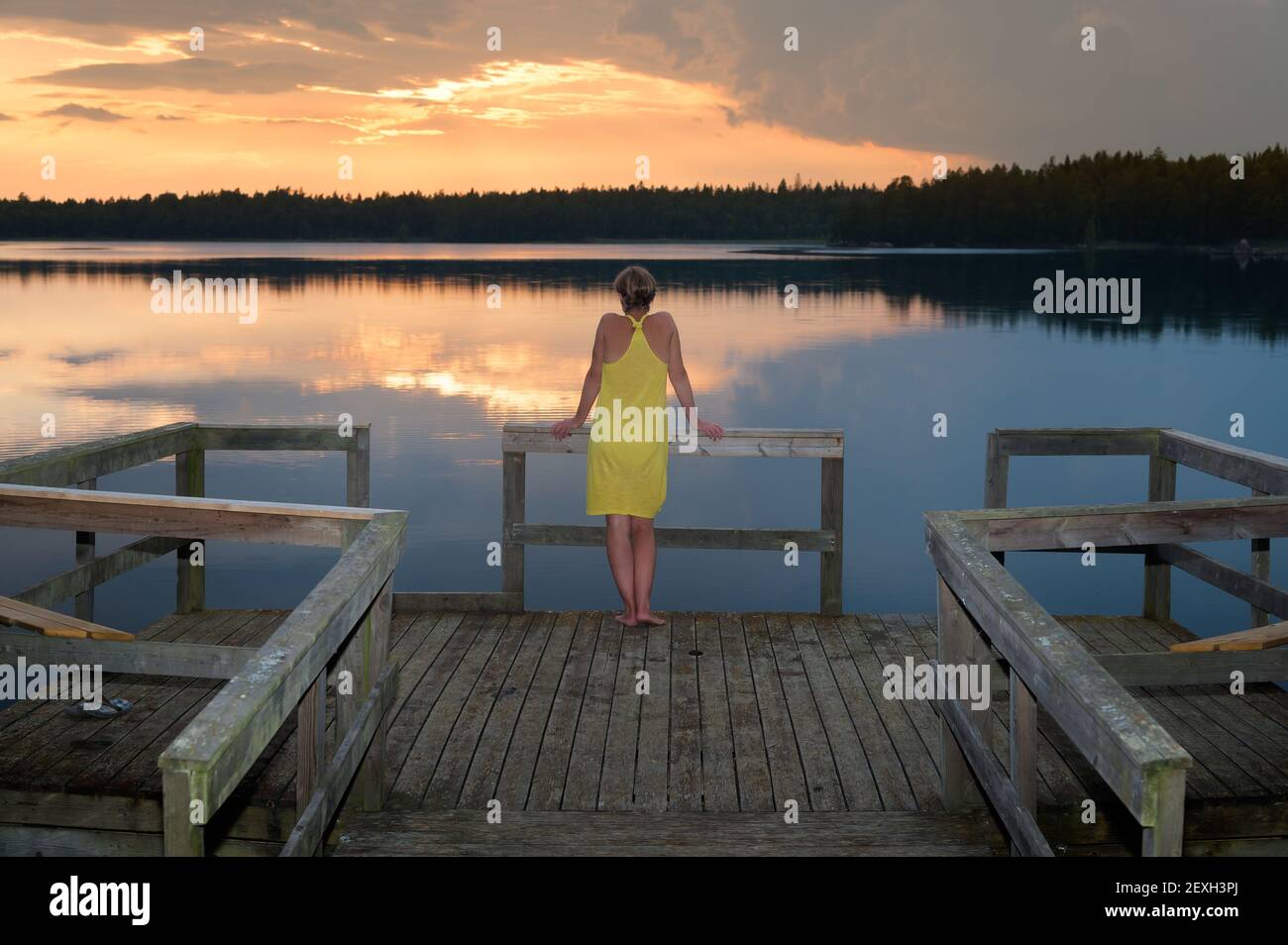 Serata estiva in un lago in Svezia Foto Stock