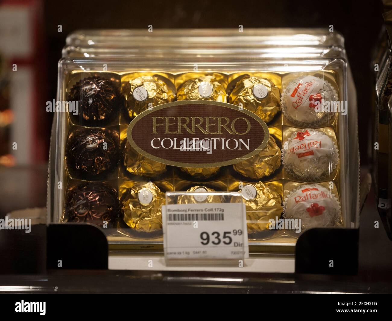 BELGRADO, SERBIA - 13 OTTOBRE 2020: Scatola della collezione Ferrero con cioccolatini ferrero rocher e rafaello in vendita. Si tratta di una confectio di cioccolato italiano Foto Stock