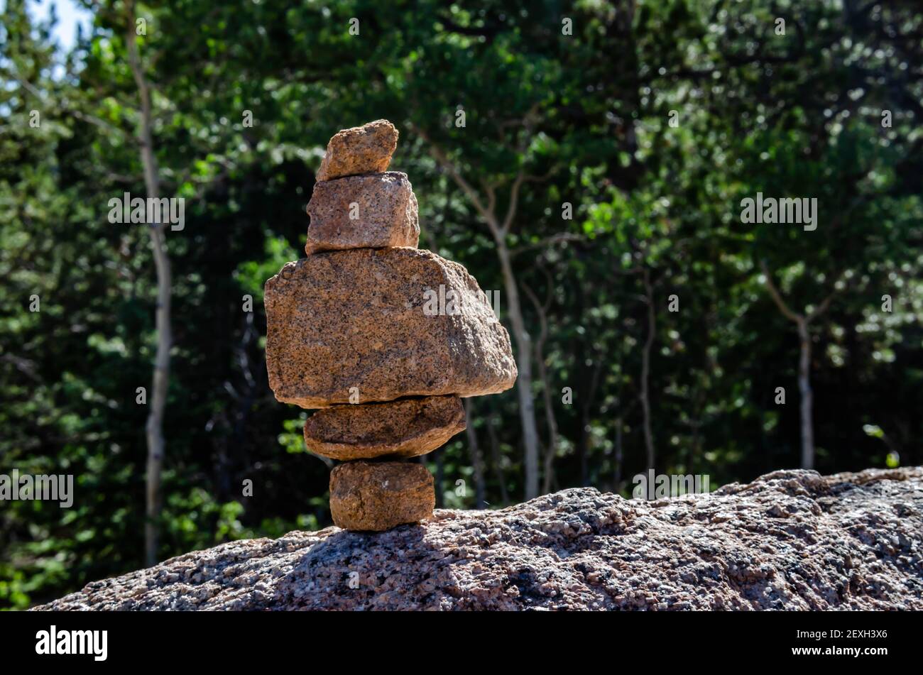Stone Rock Cairn accatastato in ambiente esterno. Rocce bilanciate che creano una pila come indicatore di traccia. Nature rocce equilibrate per una tranquilla scena naturale. Foto Stock