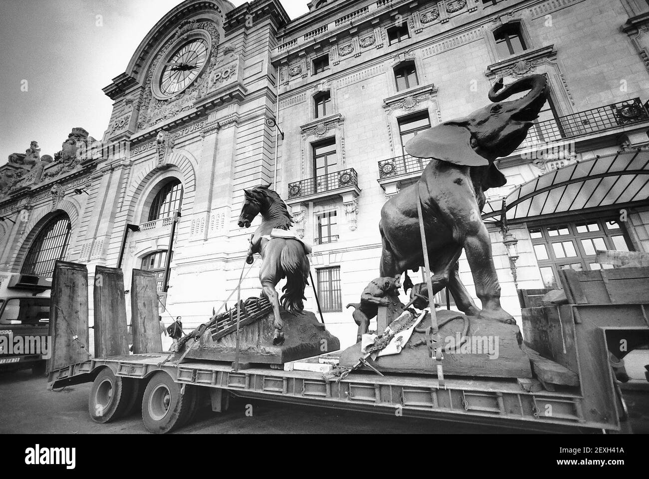 Luoghi Parigi Musee D'Orsay vista frontale una scultura in corso di consegna Per outsideDBase Foto Stock