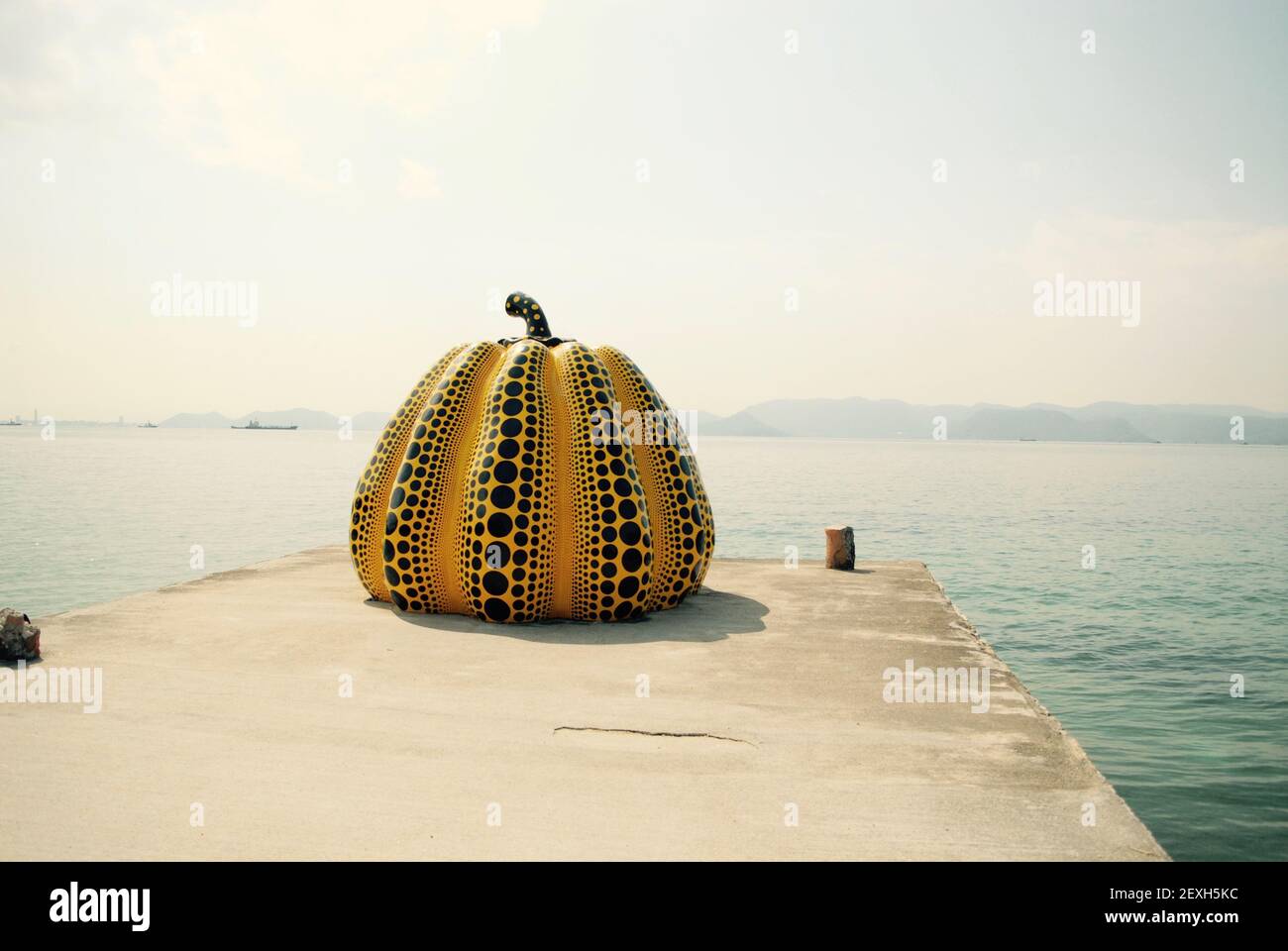 Zucca gialla Yayoi Kusama Foto Stock