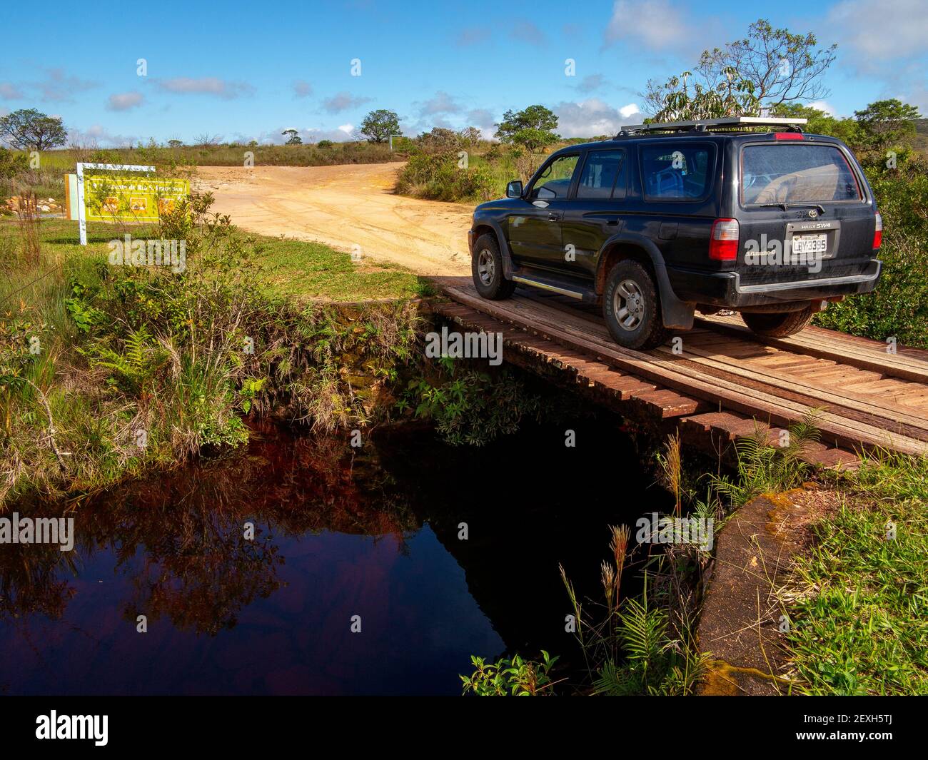 Un veicolo 4X4 che attraversa il primo ponte alla sorgente del fiume São Francisco al Parco Nazionale Serra da Canastra, Minas Gerais, Brasile Foto Stock