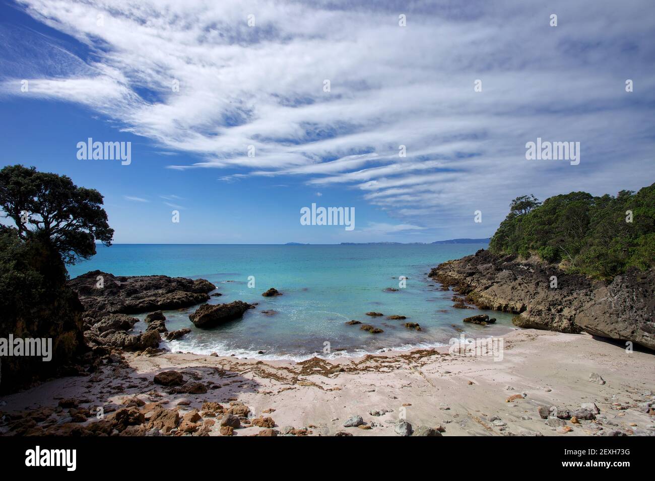 Spiaggia nascosta vicino Matarangi sulla penisola di Coromandel in Nuova Isola del Nord della Zelanda Foto Stock