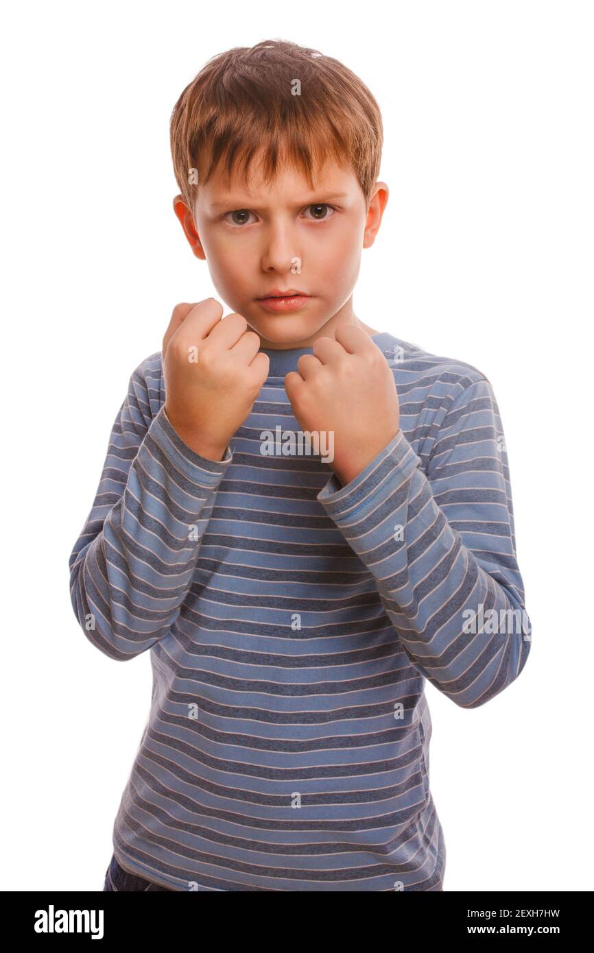 Bad bully bambino biondo arrabbiato combattimenti aggressivi a strisce shi Foto Stock