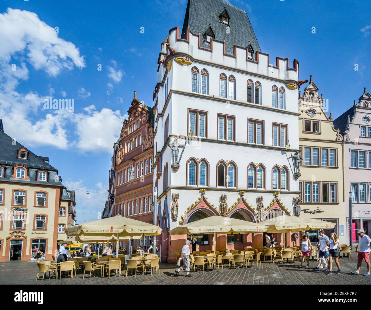 Lo 'Steipe', edificio storico che ospita il ristorante Ratskeller a Hauptmarkt, la piazza principale del mercato dell'antica città di Treviri, Renania-Palati Foto Stock