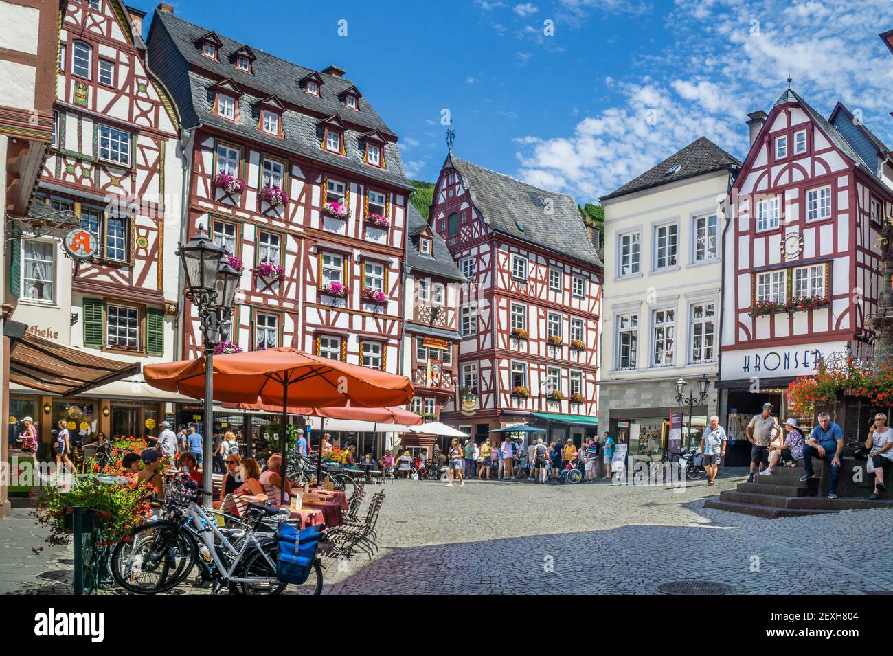 Case a graticcio nella piazza medievale del mercato di Bernkastel, Bernkastel-Kues, Mosella centrale, Renania-Palatinato, Germania Foto Stock