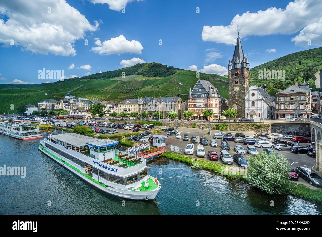 Tour barche ormeggiate sulle rive del fiume Mosselle a Bernkastel, Bernkastel-Kues, Mosella centrale, Renania-Palatinato, Germania Foto Stock