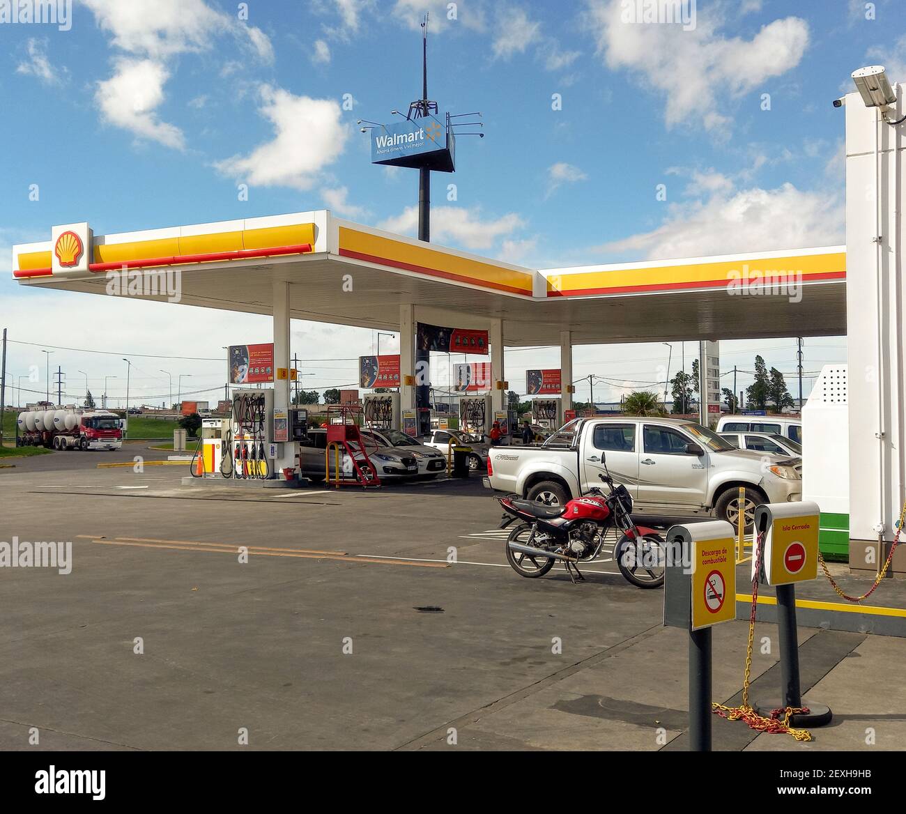 SARANDI, AVELLANEDA, BUENOS AIRES, ARGENTINA - Feb 11, 2021: Centro commerciale. Colpo di auto presso la stazione di benzina Shell accanto all'autostrada. Soleggiato d Foto Stock