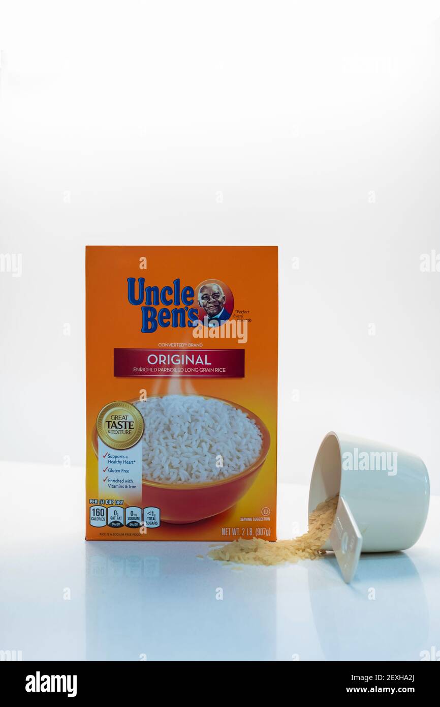 Una scatola di riso dello zio ben isolato su bianco con il riso che si  spillano da una tazza graduata Foto stock - Alamy