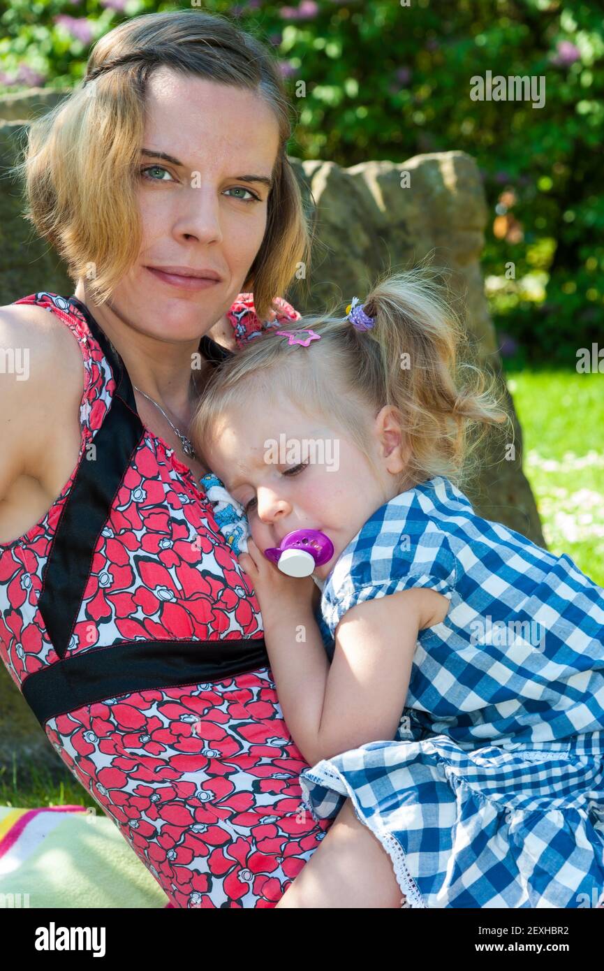 Bambina bionda e sua mamma Foto Stock