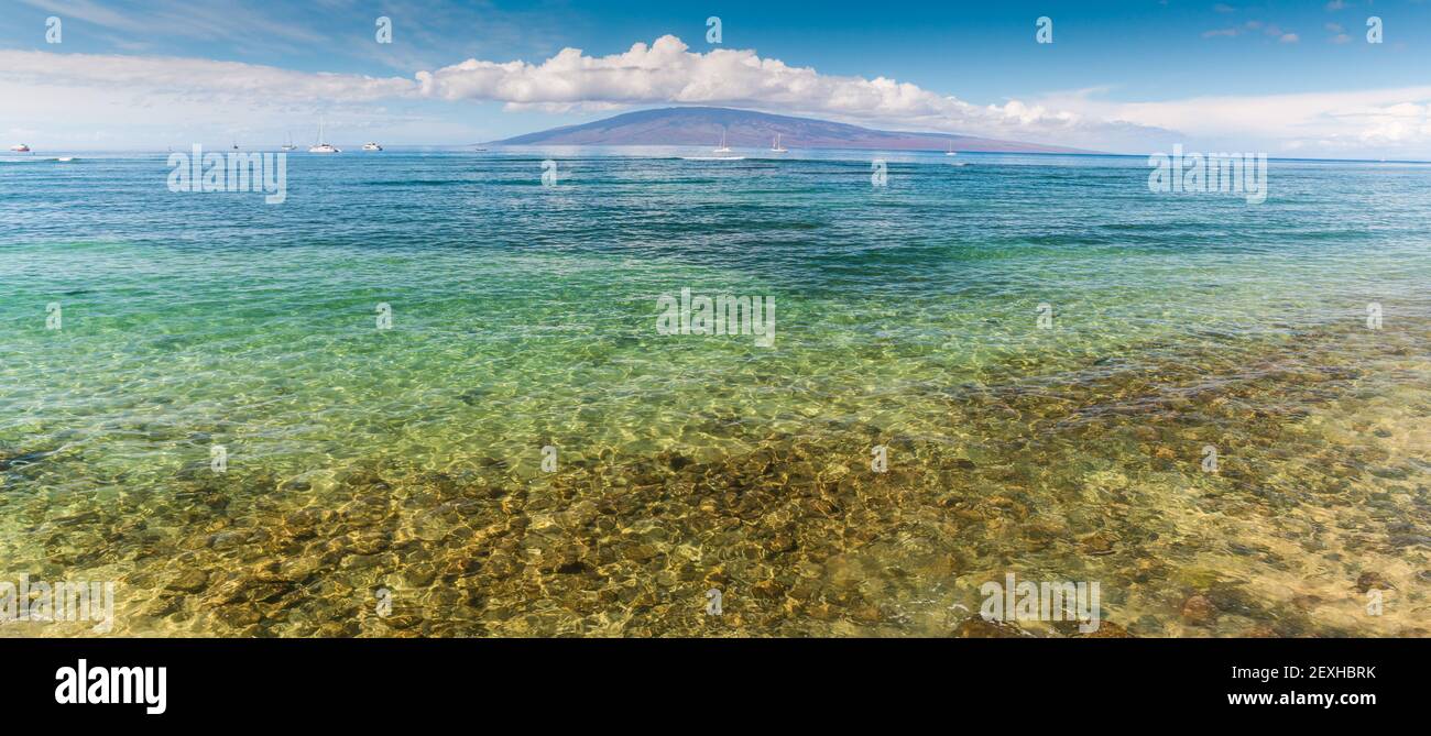 L'isola di Lanai attraverso le acque limpide della Baia di Lahaina, Lahaina, Maui, USA Foto Stock