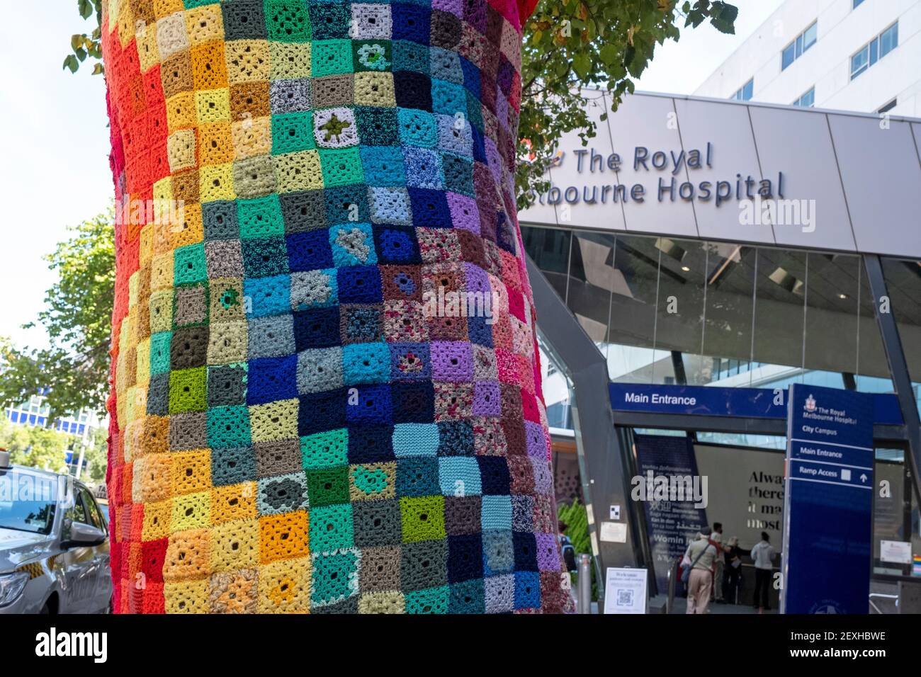 Un albero di yarnborn dedicato ai medici di prima linea del coronavirus davanti al Royal Melbourne Hospital Melbourne, Victoria, Australia Foto Stock