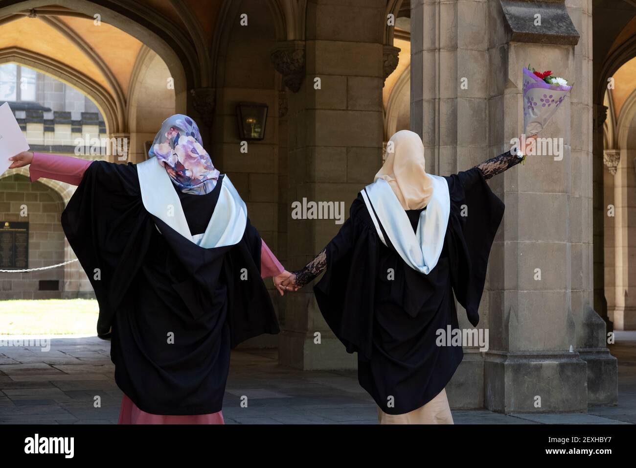 Studenti malesi che indossano abiti alla loro laurea della Melbourne University. Parkville, Victoria, Australia Foto Stock