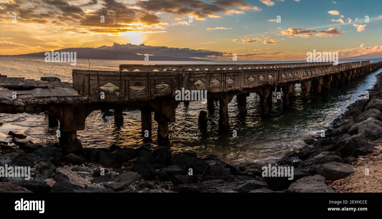Tramonto su Lanai e lo storico Mala Wharf, Lahaina, Maui, Hawaii, USA Foto Stock