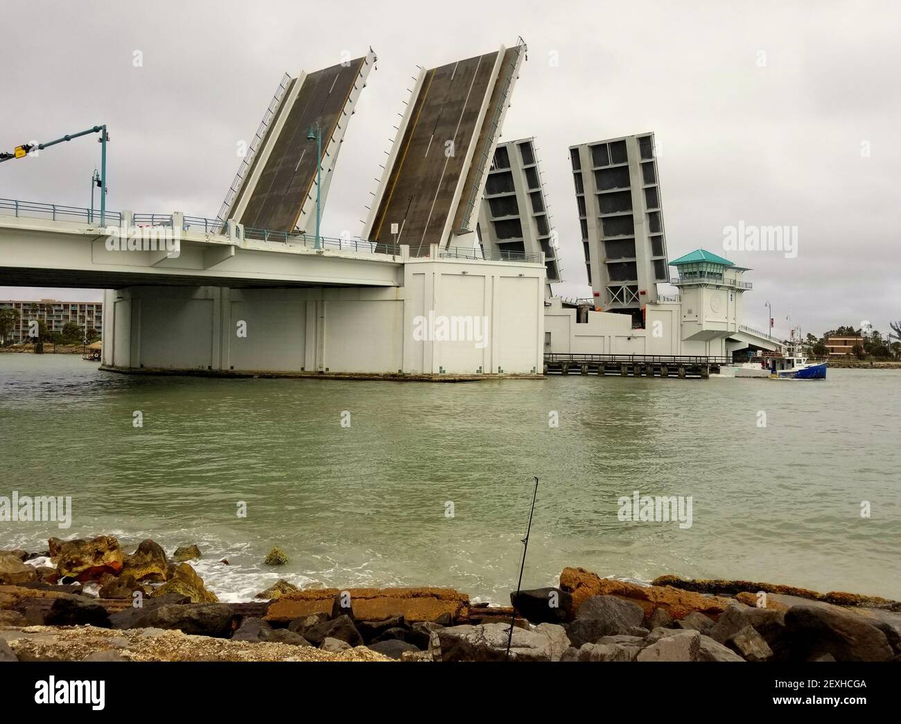 Madeira Beach, Florida, U.S.A - 20 febbraio 2021 - il ponte levatoio aperto per una nave vicino al canale Foto Stock