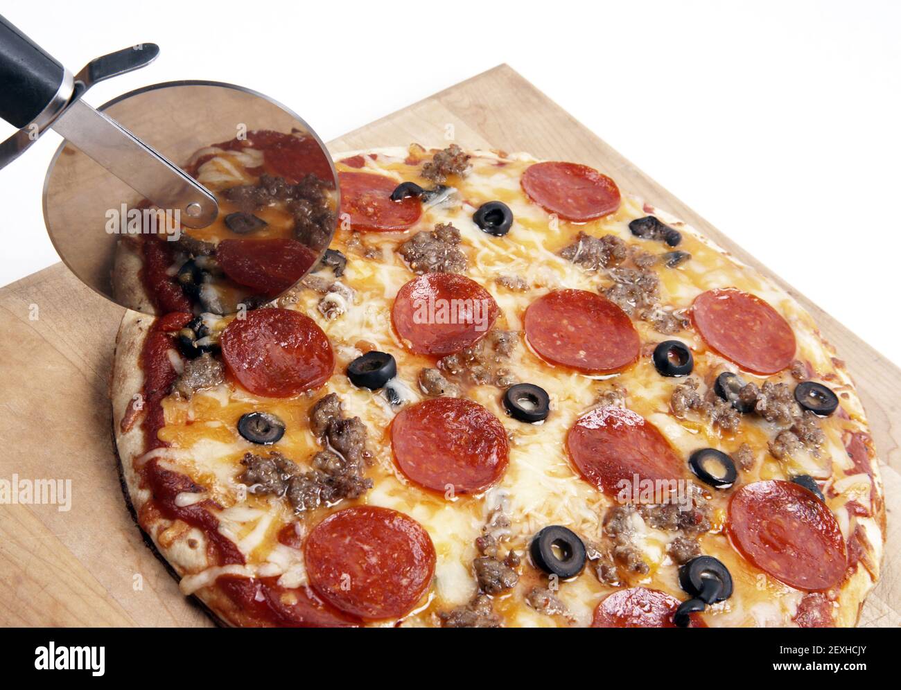 Home appoggiato sul pannello di legno Coltello per affettare la carne Pizza Foto Stock