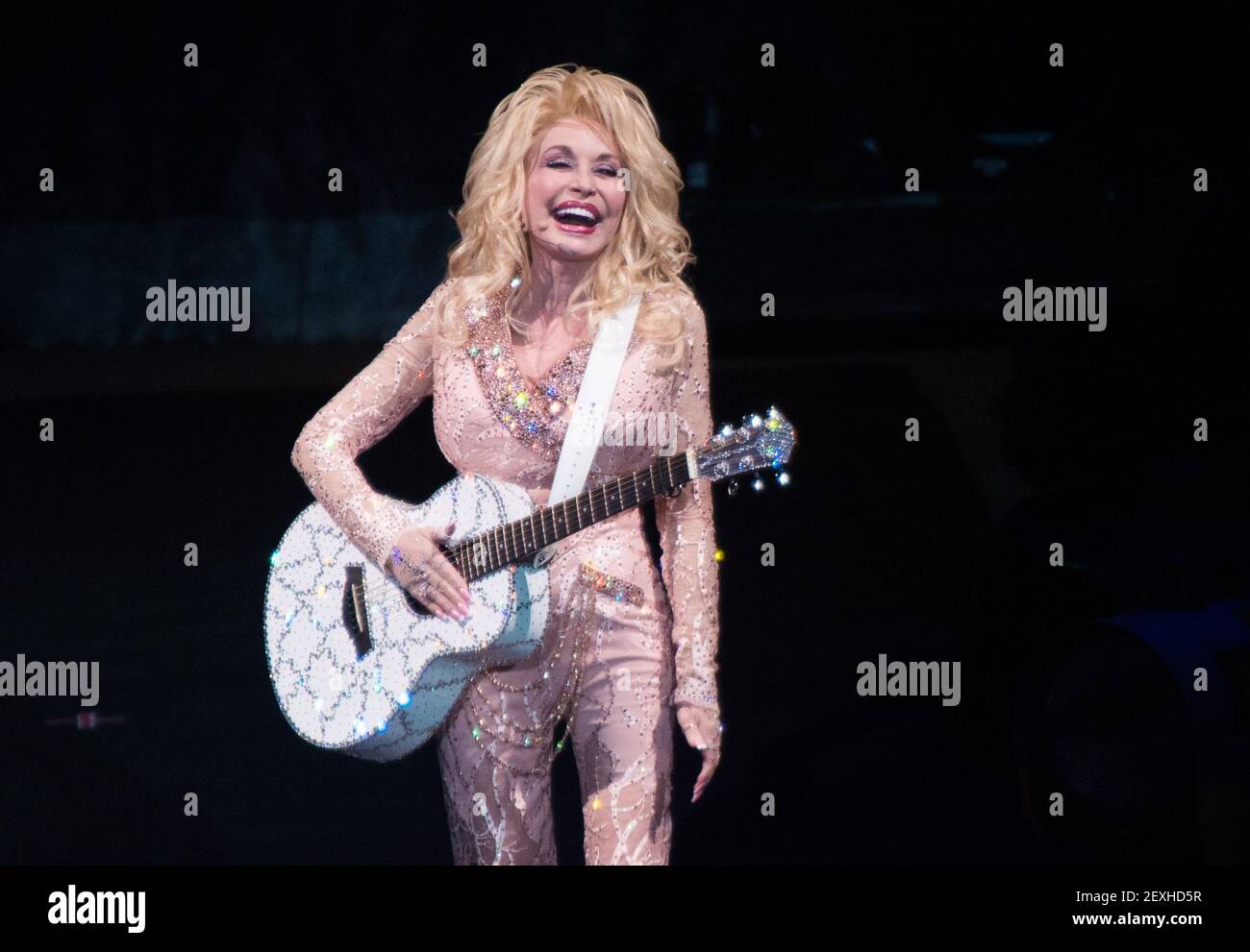 Dolly Parton si esibisce presso lo Shoreline Amphitheatre il 24 settembre 2016 a Mountain View, California. (Foto di Chris Tuite/ImageSPACE) *** utilizzare credito dal campo di credito *** Foto Stock