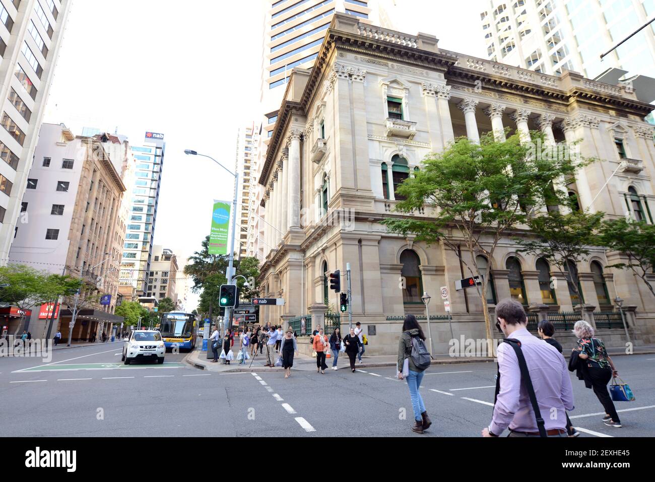 Pedoni che attraversano la strada vicino alla banca nazionale dell'Australia. Foto Stock