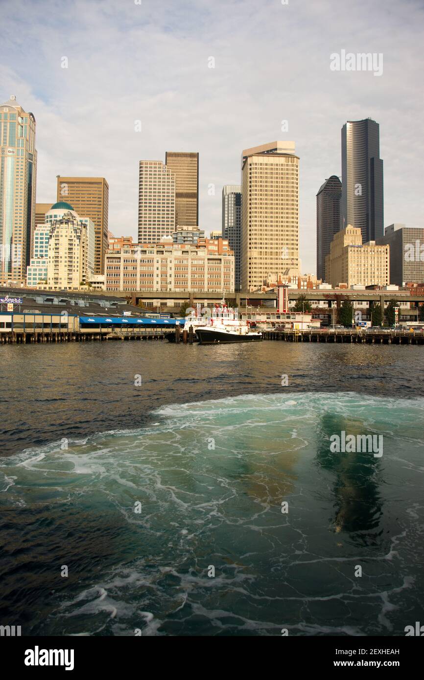 Seattle da Elliott Bay Ferry lasciando il terminale del Puget Sound Foto Stock
