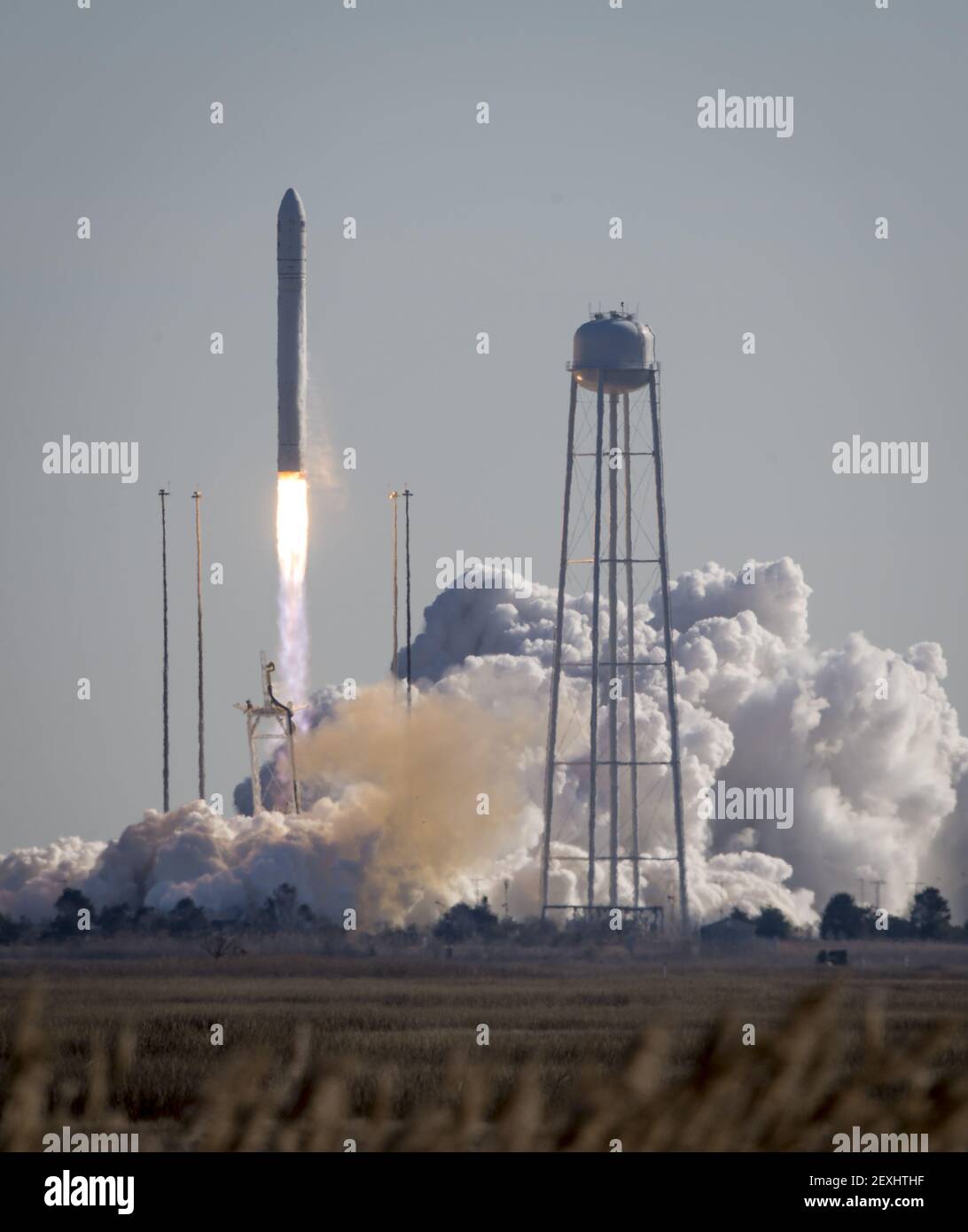 Un razzo Antares di Orbital Sciences Corporation è visto come viene lanciato da Pad-0A alla NASA Wallops Flight Facility, Giovedi, 9 gennaio 2014, Wallops Island, VA. Antares sta trasportando la navetta spaziale Cygnus su una missione di rifornimento del carico alla Stazione spaziale Internazionale. La missione Orbital-1 è il primo volo di consegna merci contratto di Orbital Sciences alla stazione spaziale per la NASA. Cygnus porta alla stazione spaziale esperimenti scientifici, materiale per equipaggio, ricambi e altri componenti hardware. Image Credit: Bill Ingalls/NASA/Sipa USA Foto Stock