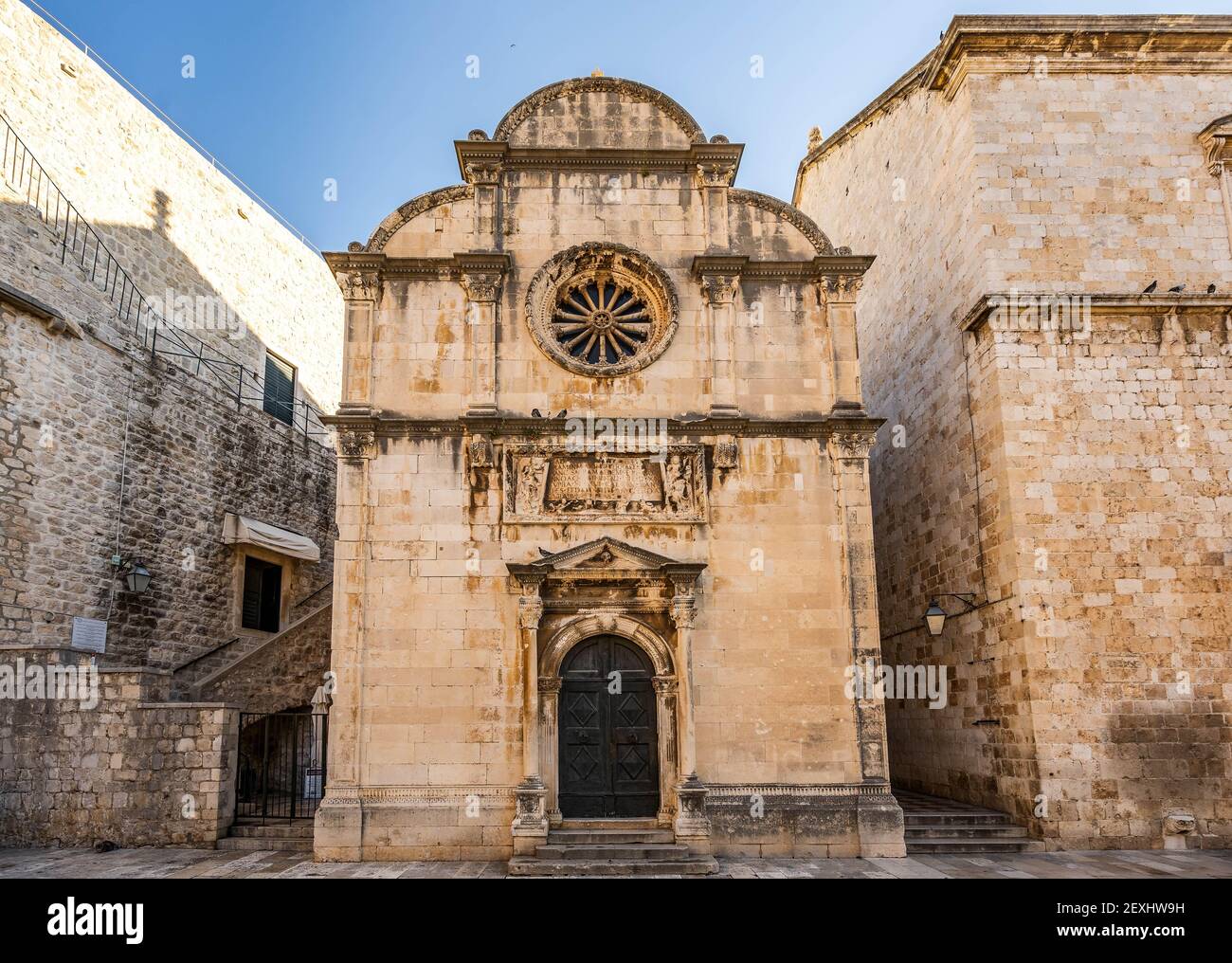 Facciata anteriore della chiesa di San Salvatore in via stradun vicino porta pile nella città vecchia di Dubrovnik in Croazia estate Foto Stock