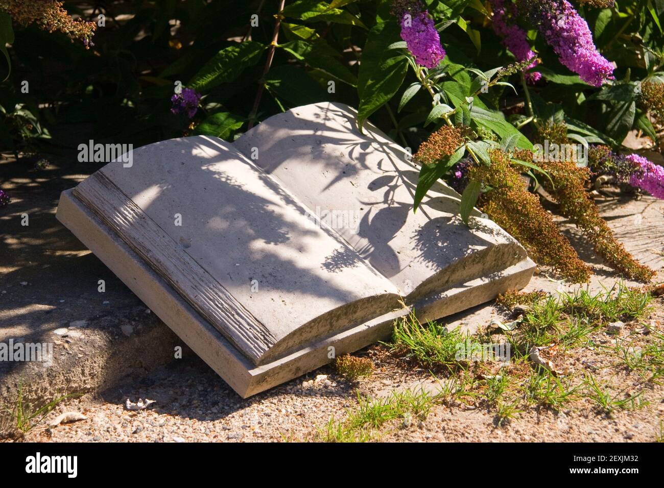 Libro di pietra nel giardino Foto Stock