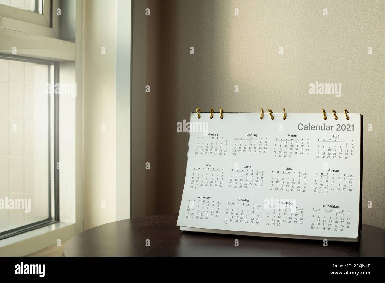 Diario di calendario della scrivania sul tavolo dell'ufficio dell'hotel con luogo di lavoro dell'anno 2021. Pianificazione programma, evento, organizzatore del piano 2020 a 2022. Appuntamento, o Foto Stock